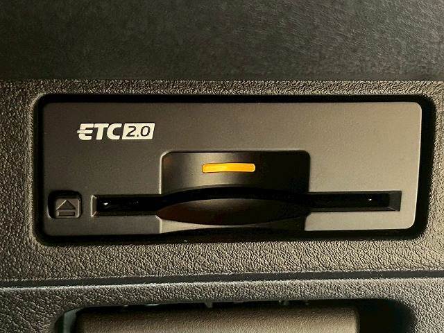 【ETC車載器】を装備しておりますので、ご納車直後からの遠距離ドライブも可能です。土日の利用料金の割引や、朝夕の通行料金を割引料金で高速道路をお楽しみいただけます。