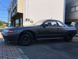 同車は幅広い価格で流通してますが、程度差の激しい車両状態とそれに見合った適正価格が重要です。景気も上向きの今、自分へのご褒美や財産としてのセカンドカー、現物投資や減価償却資産として社用車にもお勧めです