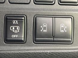 【ハンズフリー機能付き両側パワースライドドア】スライドドアの下に足先を入れてすぐ引くと、自動的にスライドドアが開閉します！荷物で両手がふさがった状態でも、ドアの開閉ができてとっても便利！