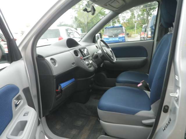 前列は非常に足元を広くデザインしています♪この車両はパネル周りの傷も少なく内装は非常に良いコンディションです。　一度ご覧いただければ気に入っていただけると思いますよ！！
