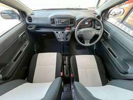 内装はブラックとホワイトのツートンでちょっとおしゃれなデザインになっています。禁煙車なのでたばこのニオイやヤニ汚れもございません。