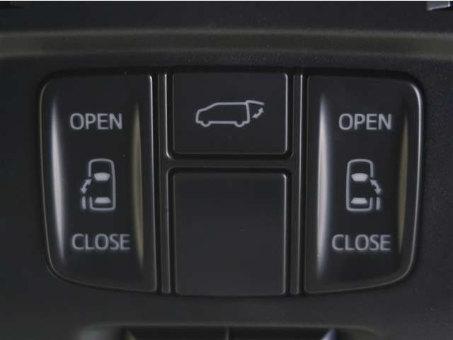 両側パワースライドドア付きだから、狭い駐車スペースなどでの 乗り降りラクラク！小さなお子さまのいるご家庭には嬉しい装備。