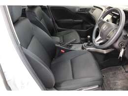 ゆったりとした運転席、助手席です。運転席はシートハイトアジャスター付きで高さ調整が出来るので、いろんな人のドライブポジションに合います。