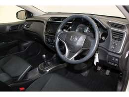 視界と視認性に優れたインパネ廻りに統一感の有るデザインで全体をスッキリと、スイッチ類は見やすく分かりやすいレイアウトに！