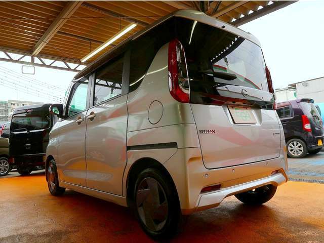 CVT車です。エンジン回転数と車速の関係を自由に設定できることから、エンジン出力を非常に効率よく活用でき、従来のATやMTにあった変速ショックを皆無にでき燃費面でも大きなメリットです！