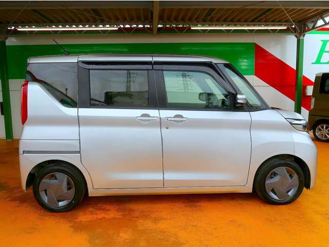エマージェンシーブレーキ搭載車です！衝突危険性が高まったときに、メーター内の接近警報表示が緊急警報表示になり、ブザー音とともに衝突の直前に自動的にブレーキが作動します。