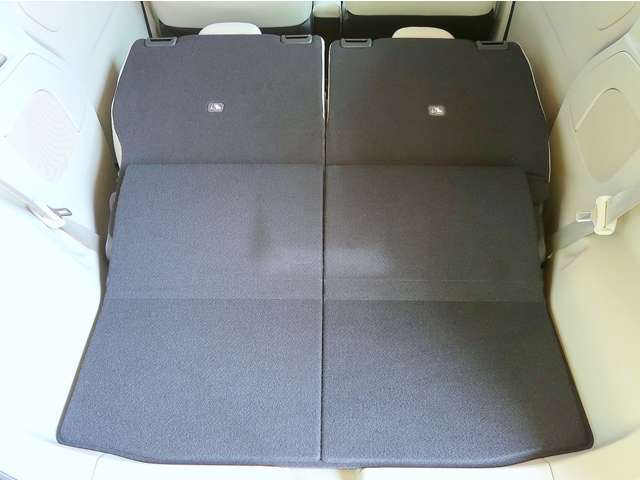広々としたラゲッジスペース！更にシートアレンジで大きな荷物の収納が出来ます！便利ですよね♪