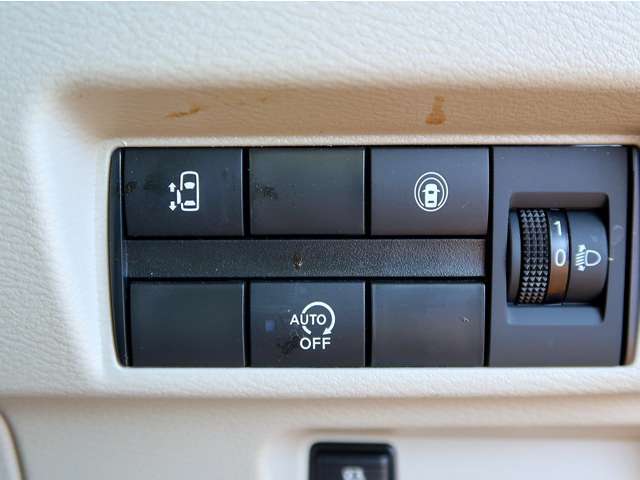 自動ドアのスイッチも運転席にあり安全確認をしながらの操作が出来ます。挟み込み防止もあり小さなお子様がいても安心です！