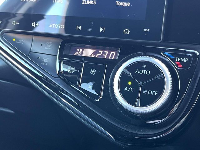 【オートエアコン】一度お好みの温度に設定すれば、車内の温度を検知し風量や温度を自動で調整。暑い…寒い…と何度もスイッチ操作をする必要はありません。快適な車内空間には必須の機能ですね♪