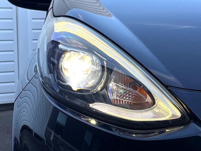 【LEDヘッドライト】悪天候や夜間走行時も良好な視界を確保し安心して運転できる高輝度LEDヘッドライトを装備！点灯速度が早く、消費電力も抑えられています。