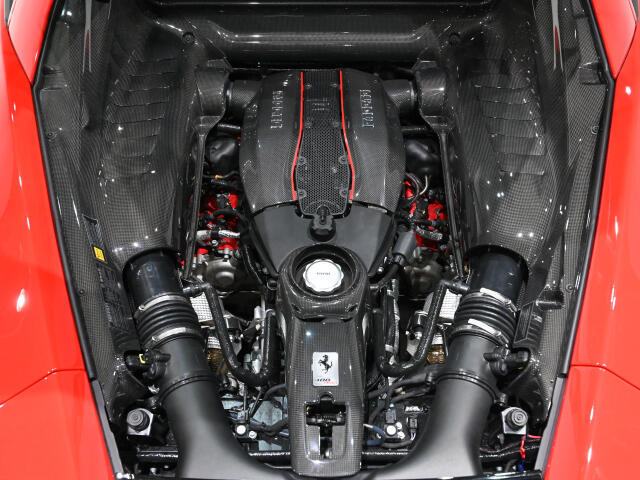 V8ツインターボエンジンからは、720cvのパワーを出力します。