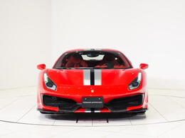 ボディカラーはRosso Corsa(赤)にインテリアはRosso (赤)の組み合わせでございます。