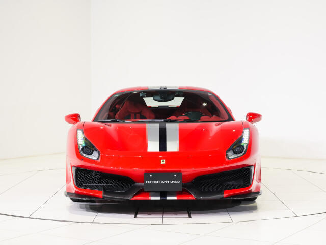ボディカラーはRosso Corsa(赤)にインテリアはRosso (赤)の組み合わせでございます。