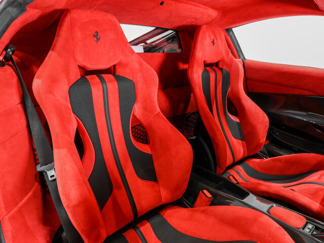 カーボンファイバー・レーシングシートが装着されております。シートセンターストライプがアクセントとなっております。