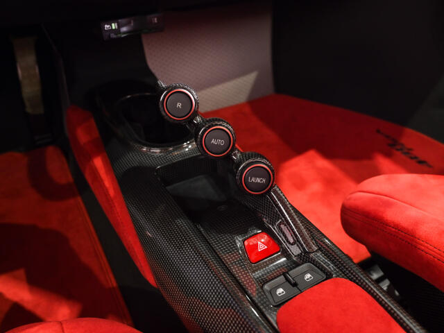 センターブリッジには、ハザードスイッチ、パワーウインド・スイッチなどが並びます。