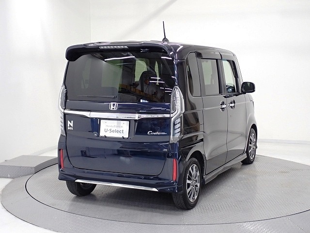プライバシーガラスが装備されています。外を見るときには気にならずに、後方車両からは車内が見えにくい設計です、周りを気にせず、快適に運転できますよ。