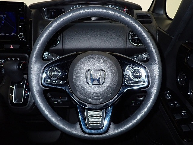 ハンドル左側にはオーディオ操作が出来るオーディオリモートコントロールスイッチ、右側にはHonda SENSINGとオートクルーズコントロールのスイッチを装備！