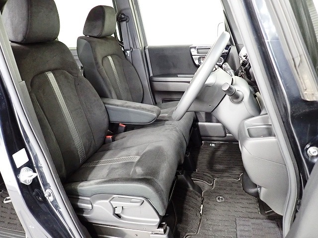 フロントシートはベンチシートです、運転席と助手席の移動が簡単です。真ん中にはアームレストも装備されています！ また運転席シートの高さも調整できます。