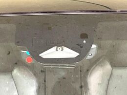 【プリクラッシュセーフティ】前方の車両等を検知し、衝突しそうな時は警報で注意を促し、ブレーキを踏む力をサポート。ブレーキを踏めなかった場合は衝突被害軽減ブレーキが作動、衝突回避をサポートします。