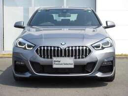 BMWと言えば特徴的なキドニーグリル。ダイナミックなフロントマスクを演出します。