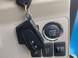 【スマートキー＆プッシュスタート】鍵をポケットやカバンに入れたままドアの解錠と施錠、エンジンの始動までできます。