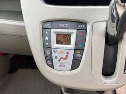 【オートエアコン】設定した温度で、車内の快適さを保ちます。こまめに温度調整するので、コンプレッサーに負荷をかけにくく、燃料の消費量をより少なくできます。