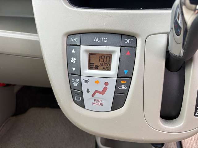 【オートエアコン】設定した温度で、車内の快適さを保ちます。こまめに温度調整するので、コンプレッサーに負荷をかけにくく、燃料の消費量をより少なくできます。