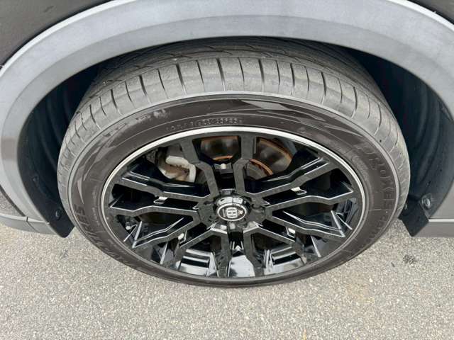 20インチRAYSのホイールがついています