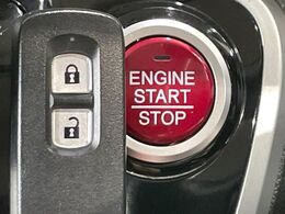 【Hondaスマートキー】カバンやポケットに入れたままでもドアの施錠・解錠が可能なスマートキーを装備。エンジンのオン・オフ時もカギを取り出す必要が無いからとっても便利です♪