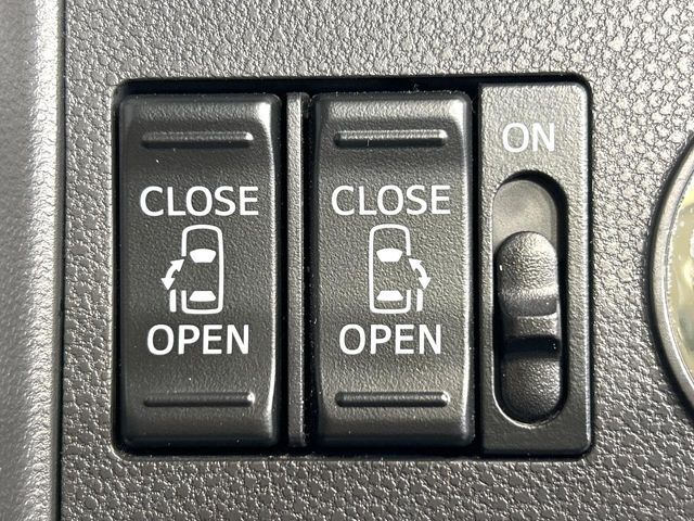 【両側パワースライドドア】スマートキーや運転席のスイッチで後席両側スライドドアの開閉が可能♪電動だから力を入れてドアを開ける必要が無く、小さなお子様でも簡単に開け閉めでき快適です♪
