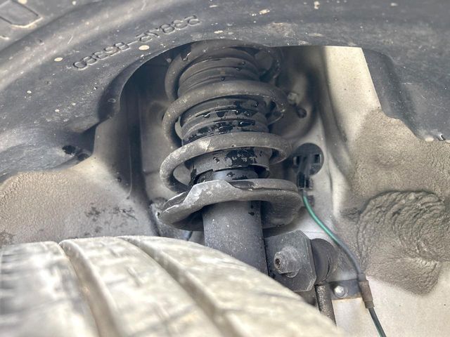 お車を安心してお乗りいただく為には、足回りの定期点検が欠かせません。サービスサポート（有償保証）では無料点検もご提供しており、安心のカーライフをお過ごしいただけるサポート体制が整っています。