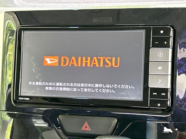 【純正ナビ】人気の純正ナビを装備しております。ナビの使いやすさはもちろん、オーディオ機能も充実！キャンプや旅行はもちろん、通勤や買い物など普段のドライブも楽しくなるはず♪