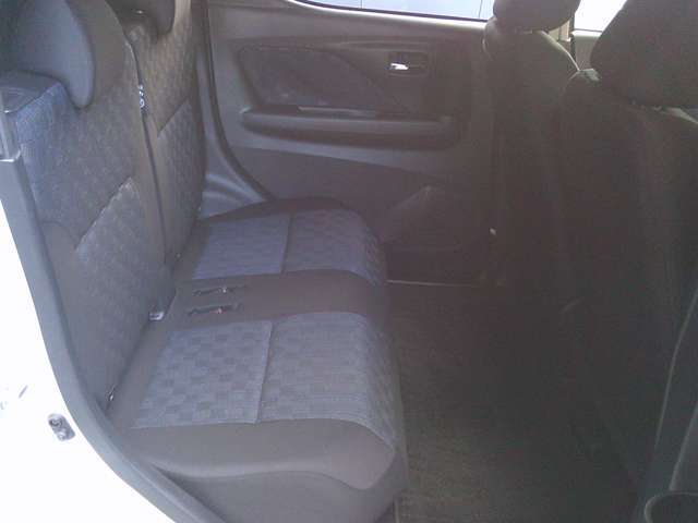 後部座席は足元が広くゆったり乗って頂けます。