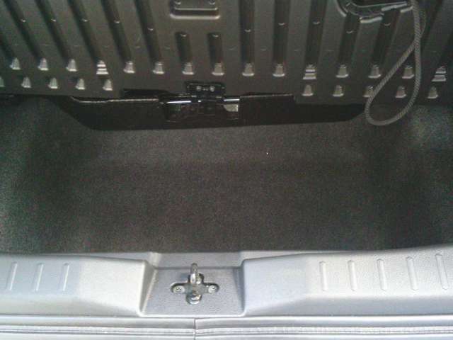 ラゲッジアンダーボックス