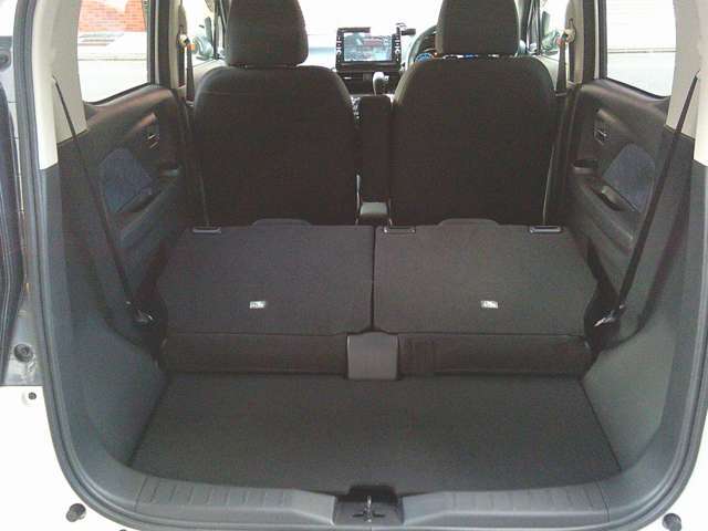両側のリヤシートを可倒すると広いラゲッジスペースになります
