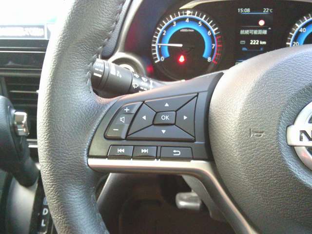 ハンドルから手を離さずにオーディオの操作ができるステアリングスイッチ付