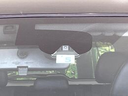 【エマージェンシーブレーキ】走行中に前方の車両等を認識し、衝突しそうな時は警報とブレーキで衝突回避と被害軽減をアシスト。より安全にドライブをお楽しみいただけます。