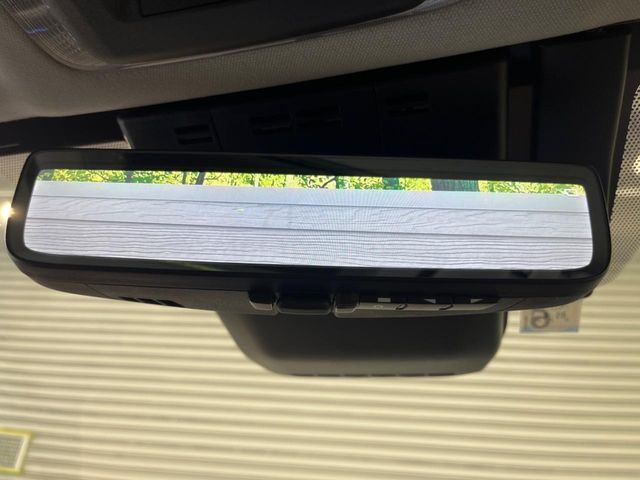 【デジタルインナーミラー】後席の大きな荷物や同乗者で後方が確認しづらい時でも安心！カメラが撮影した車両後方の映像をルームミラー内に表示。クリアな視界で状況の確認が可能です！