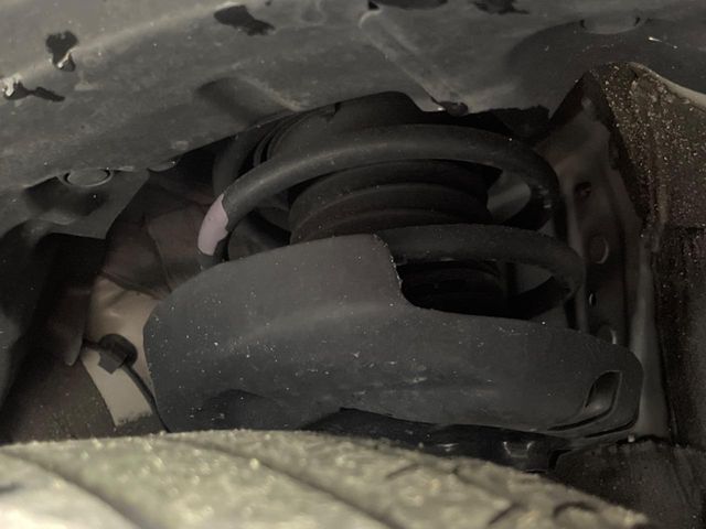 お車を安心してお乗りいただく為には、足回りの定期点検が欠かせません。サービスサポート（有償保証）では無料点検もご提供しており、安心のカーライフをお過ごしいただけるサポート体制が整っています。