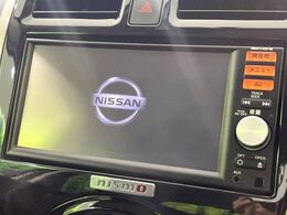 【純正ナビ】人気の純正ナビを装備しております。ナビの使いやすさはもちろん、オーディオ機能も充実！キャンプや旅行はもちろん、通勤や買い物など普段のドライブも楽しくなるはず♪