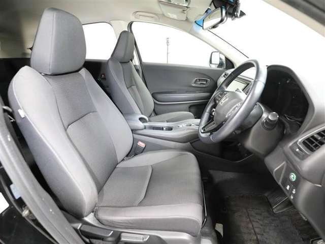 ゆったり室内で運転もしやすいです♪使い勝手の良い配置も考えられています！！