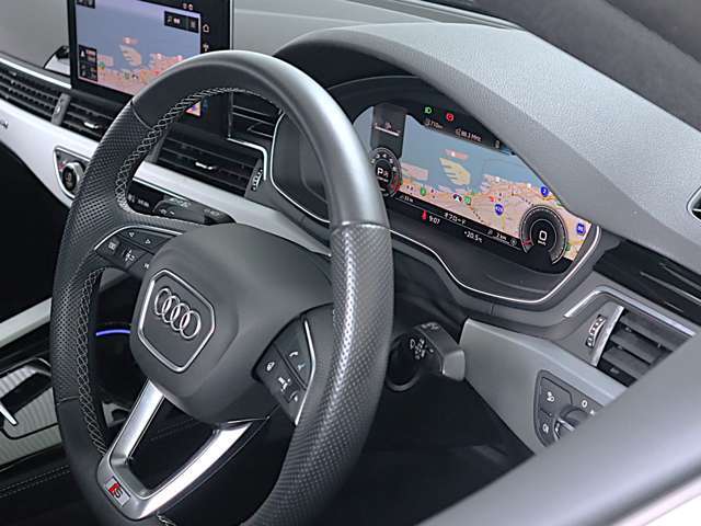 ●隣りの車からウィンドウ越しにバーチャルコクピットが際立っています。大変美しく高級感あふれるインテリアでございます