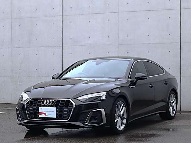 ●Audiが最初に採用したLEDポジショニングランプ。シャープなラインで昼間でも点けていたいと思うほど上品でオシャレです。夜間走行時はさらに目立ちます！