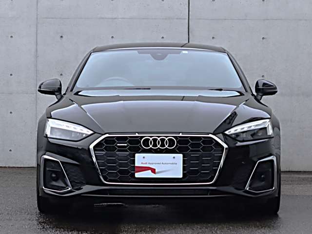 ●一目でAudiとわかる特徴的なシングルフレームグリル・LEDランプ。精悍なフロントマスクからAudiのスマートで上品なブランドを連想させてくれます。女性にも大変ご好評頂いております。