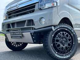 【KENOU STYLEフロントバンパー装着】両サイドを切り上げ厚みを持たせ上品にショート加工。タイヤハウス内の雪、泥などの汚れも効率よく排除します。MADEinJAPANで高品質。純正フォグランプを使用。