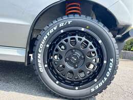 15インチアルミホイールにオフロードタイヤを装着。ホワイトレターで性能も見た目も大きく向上します。