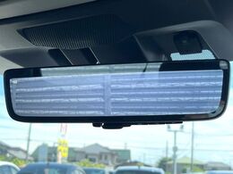 【スマートリヤビューミラー】後席の大きな荷物や同乗者で後方が確認しづらい時でも安心！カメラが撮影した車両後方の映像をルームミラー内に表示。クリアな視界で状況の確認が可能です！