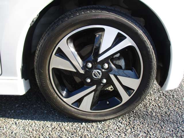 純正アルミホイール。タイヤサイズは165/55R15です。