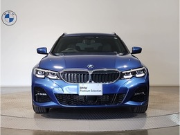 【BMWの伝統】BMWの特徴的な“キドニーグリル”は、80年以上続く伝統の形でございます。変わらないこだわりのデザインが、プレミアムブランド“BMW”を創り出します。