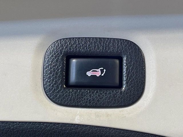 【パワーバックドア】スマートキーや運転席のボタンを押すだけでリアゲートが自動で開閉します！荷物を持っている時や、高い位置にあるバックドアを閉める際に便利な機能です♪